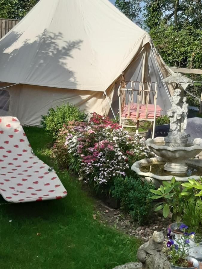 The White Dove Bed And Breakfast With Bell Tents And Private Hot Tubs Coddington  Kültér fotó