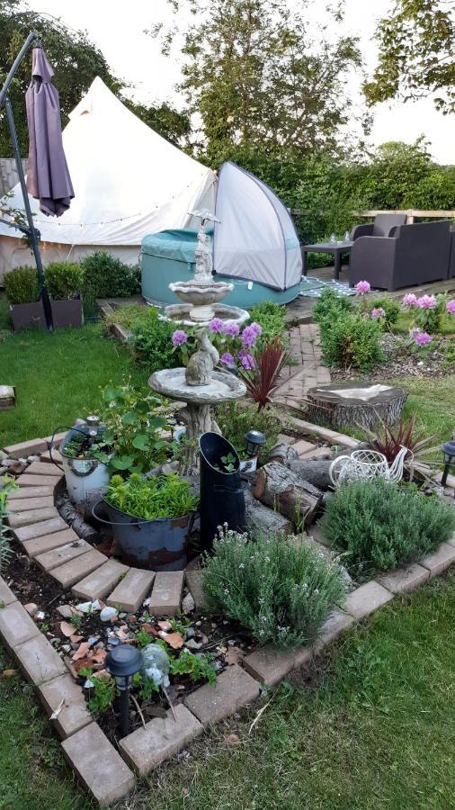 The White Dove Bed And Breakfast With Bell Tents And Private Hot Tubs Coddington  Kültér fotó