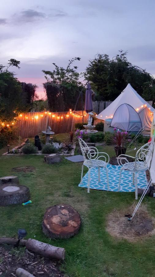 The White Dove Bed And Breakfast With Bell Tents And Private Hot Tubs Coddington  Kültér fotó