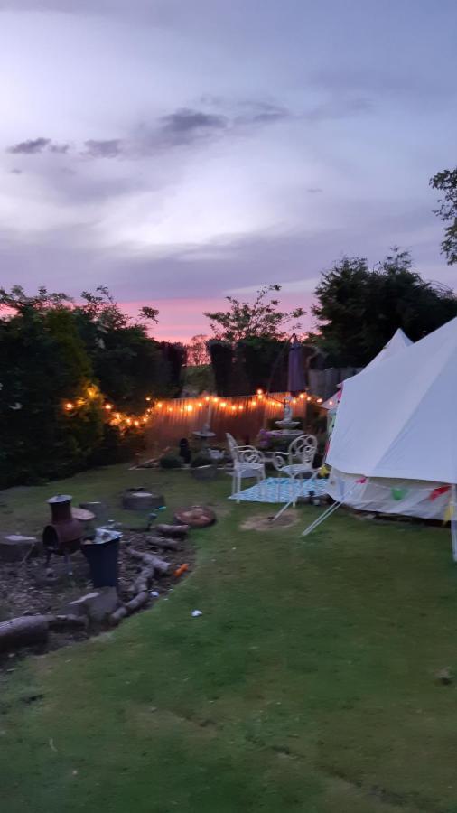 The White Dove Bed And Breakfast With Bell Tents And Private Hot Tubs Coddington  Kültér fotó