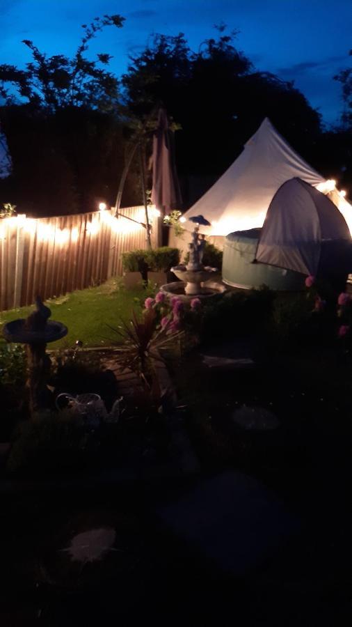 The White Dove Bed And Breakfast With Bell Tents And Private Hot Tubs Coddington  Kültér fotó