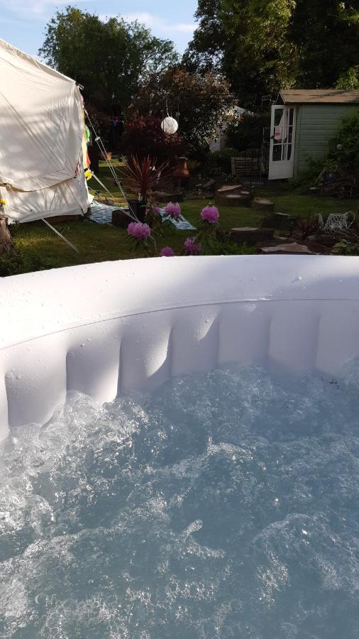 The White Dove Bed And Breakfast With Bell Tents And Private Hot Tubs Coddington  Kültér fotó