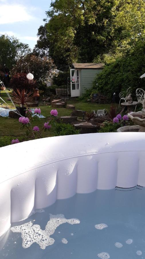The White Dove Bed And Breakfast With Bell Tents And Private Hot Tubs Coddington  Kültér fotó