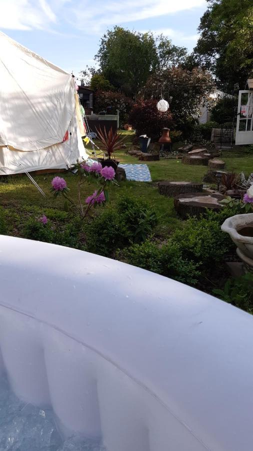 The White Dove Bed And Breakfast With Bell Tents And Private Hot Tubs Coddington  Kültér fotó
