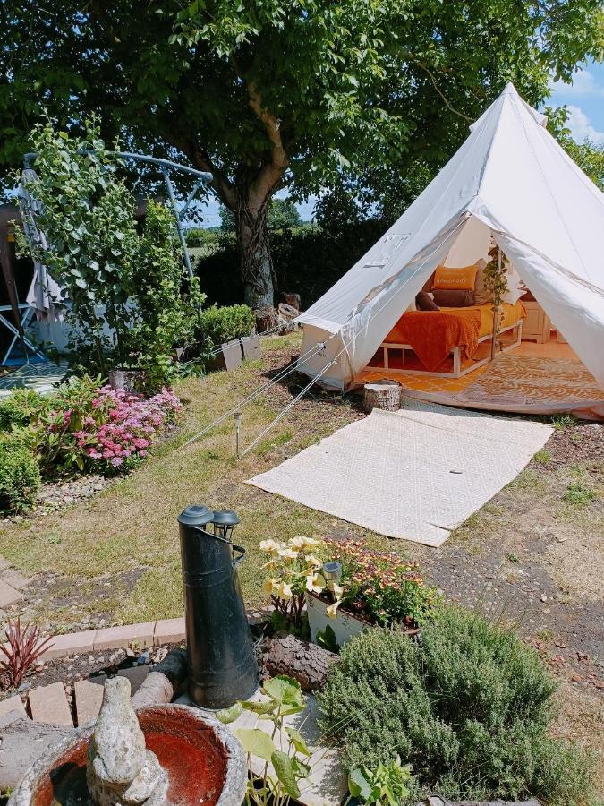 The White Dove Bed And Breakfast With Bell Tents And Private Hot Tubs Coddington  Kültér fotó