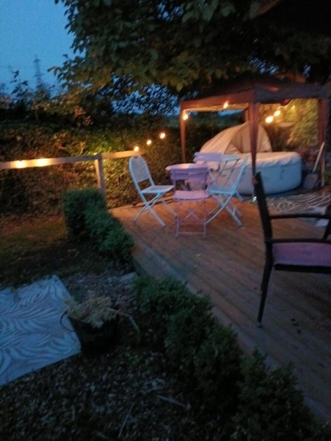 The White Dove Bed And Breakfast With Bell Tents And Private Hot Tubs Coddington  Kültér fotó