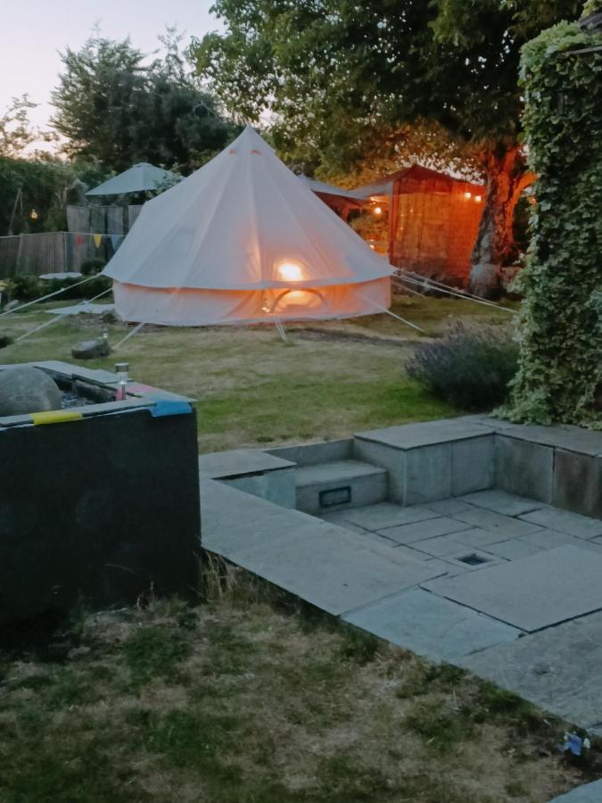The White Dove Bed And Breakfast With Bell Tents And Private Hot Tubs Coddington  Kültér fotó