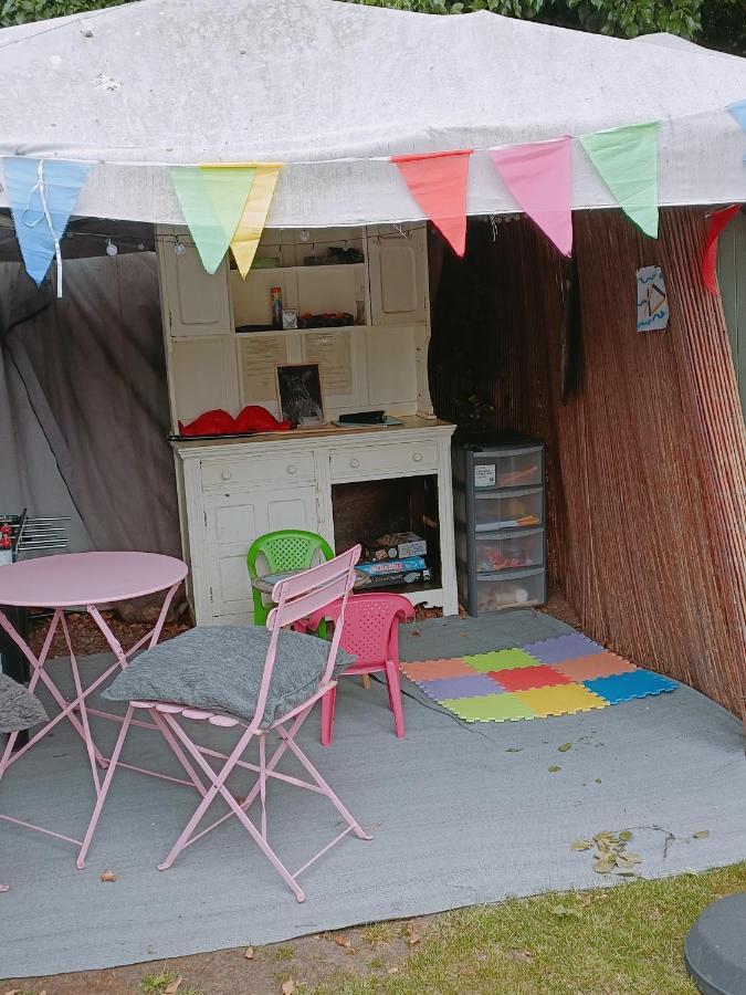 The White Dove Bed And Breakfast With Bell Tents And Private Hot Tubs Coddington  Kültér fotó